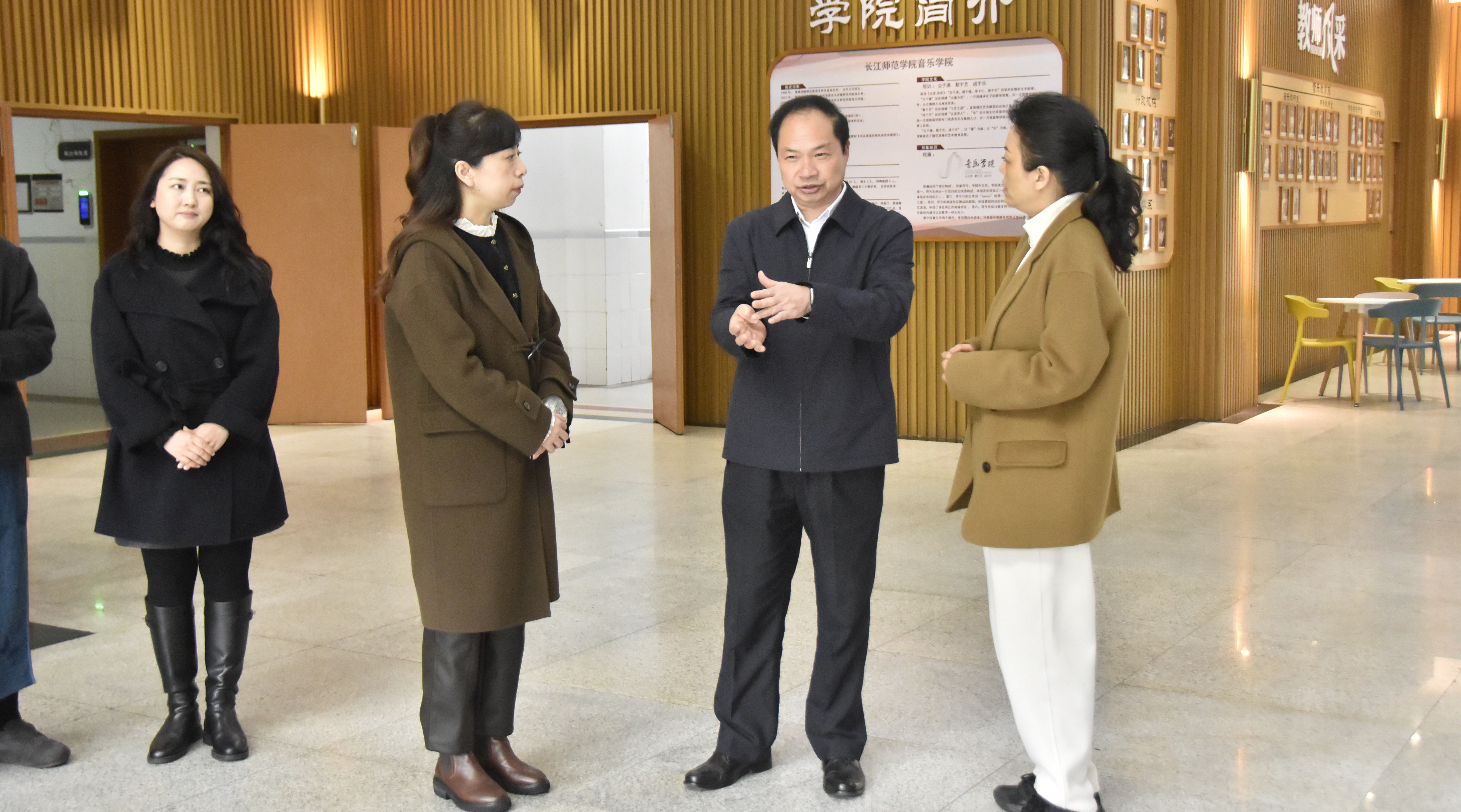 校领导带队检查新学期开学准备工...