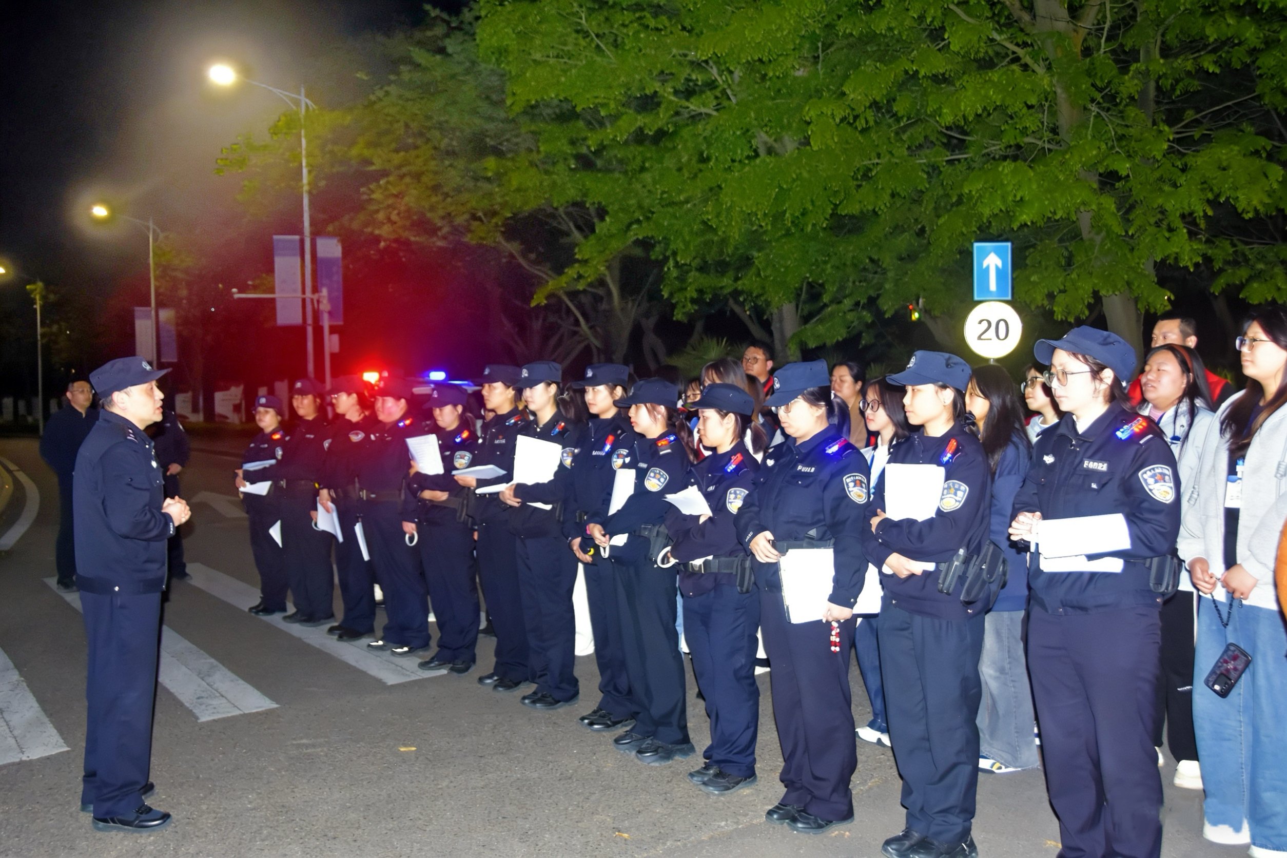 百名公安干警走进我校学生社区开...