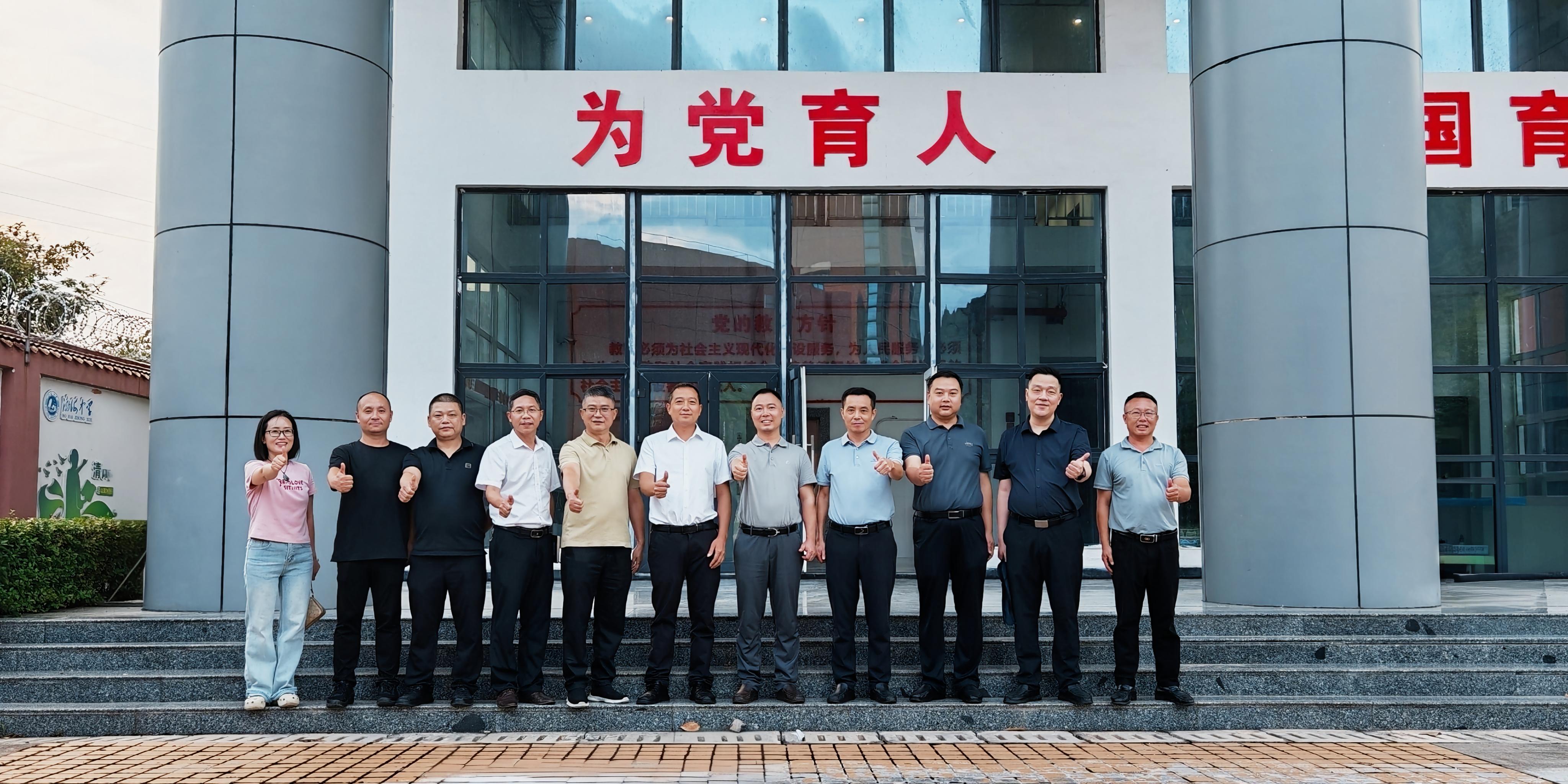 校领导赴渝东南地区走访看望校友