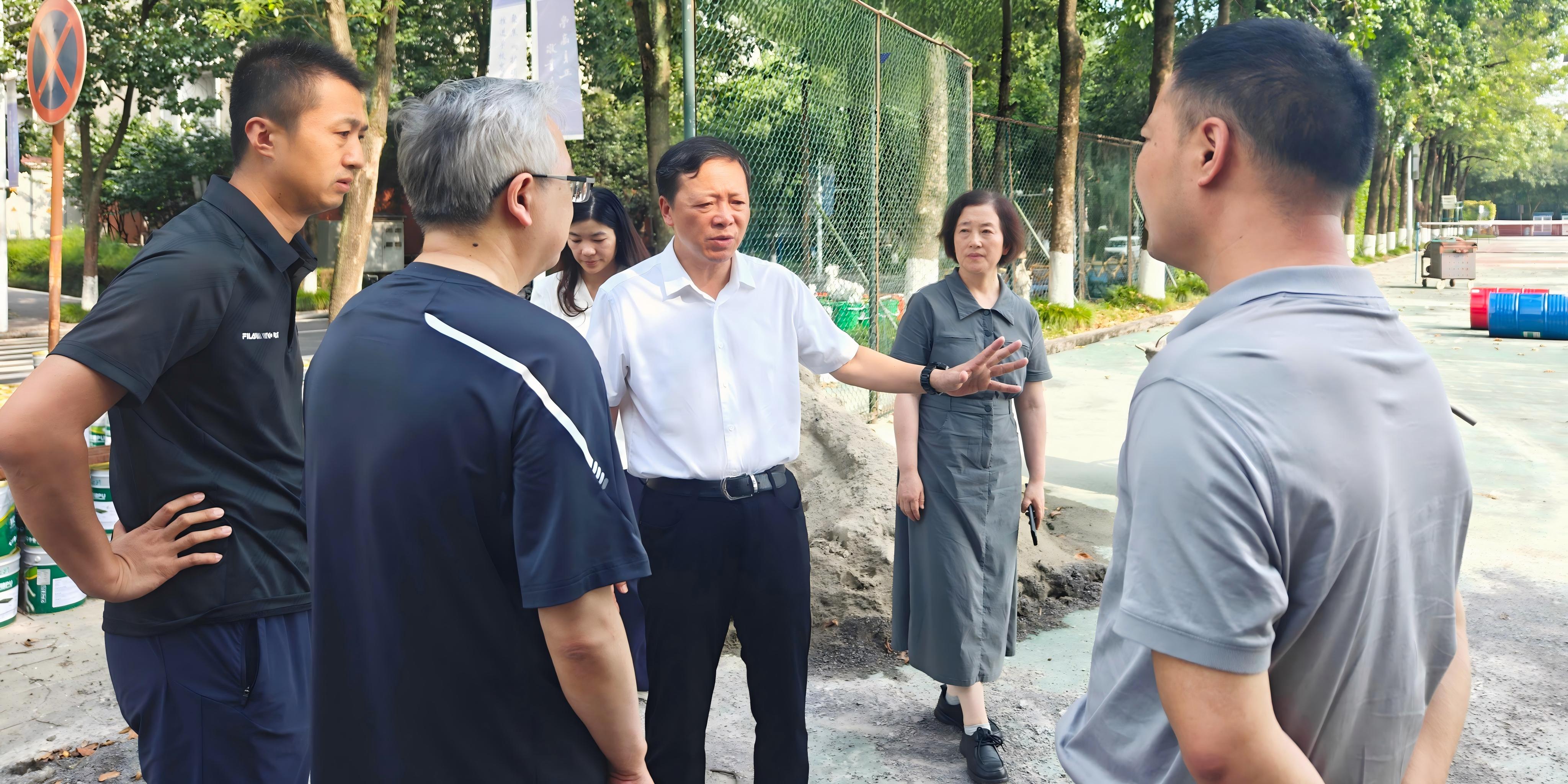 校长孟小军带队检查暑期校园安全...